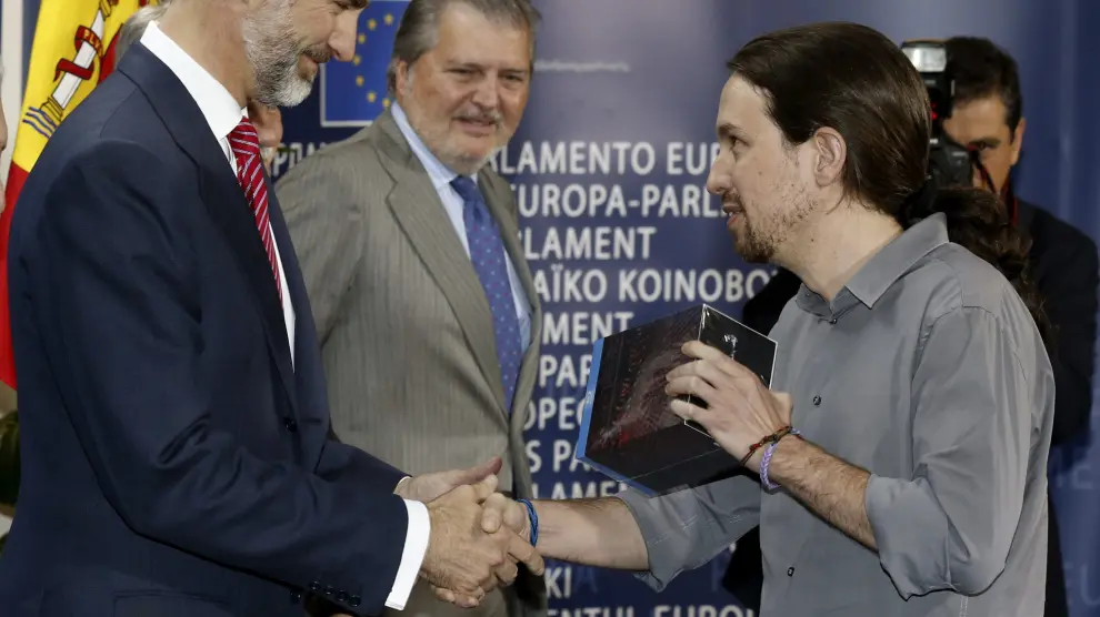 El líder de Podemos, Pablo Iglesias, (dch), saluda al rey Felipe VI