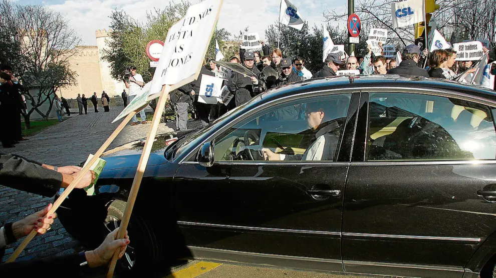 Protesta de los policías locales ante el palacio de la Alfajería, sede de las Cortes, en 2005.