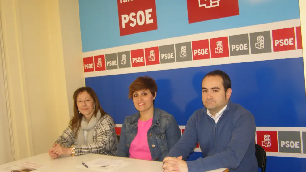 En el centro, la candidata del PSOE a la alcaldía de Tarazona, Leticia Soria.