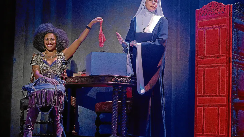 Mireia Mambo (Deloris) y Àngels Gonyalons (madre superiora) en una de las primeras escenas de 'Sister Act'.