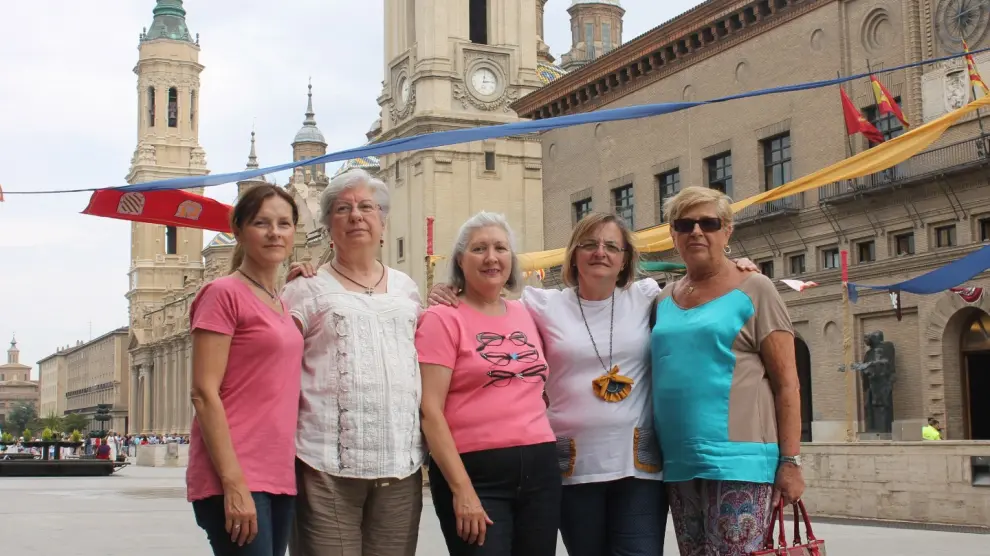 Amelia Nerín, Teresa Camacho, Pilar Gimeno, Lourdes Andreu y María José Aybar, de AMAC-GEMA, en la plaza del Pilar de Zaragoza.