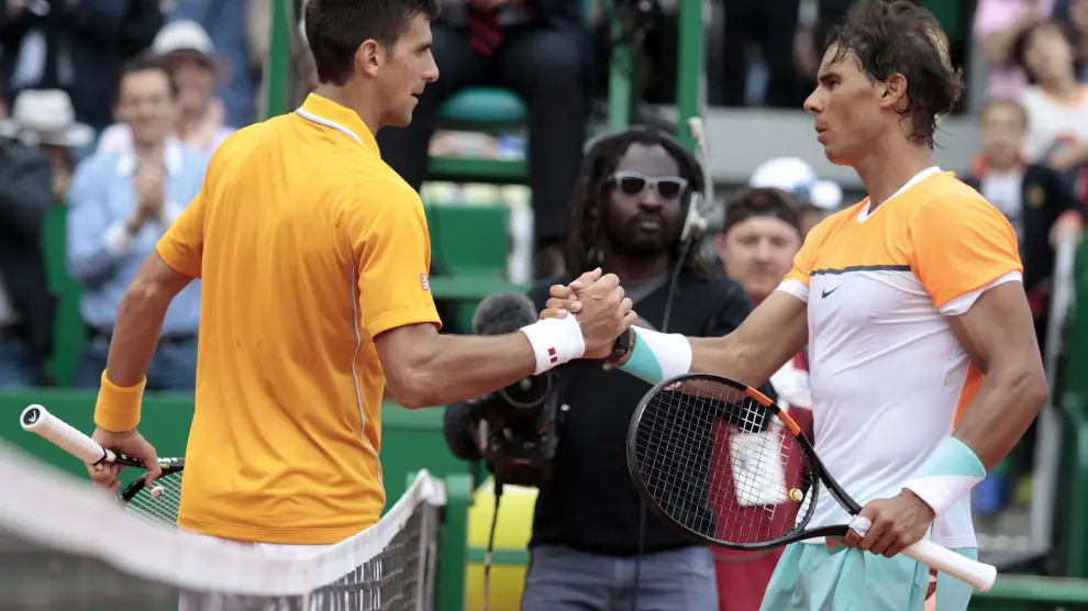 Nadal y Djokovic se saludan al final del partido