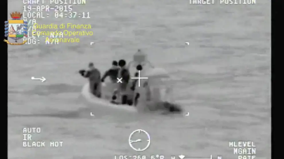 Uno de los supervivientes dice que había 950 personas a bordo del barco hundido