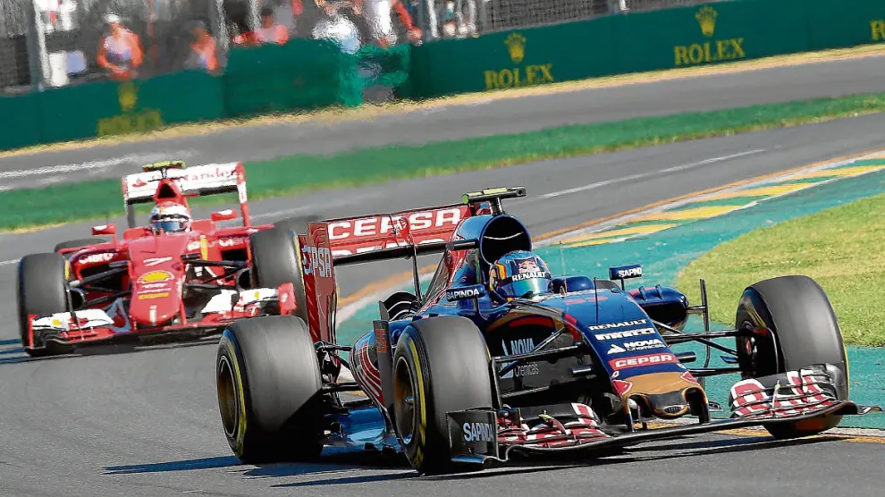 CarlosSainz pilota su Toro Rosso por delante del Ferrari de Raikkonen.