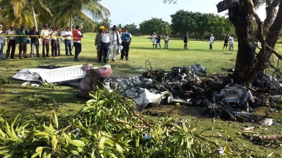 Restos de la avioneta que cayó sobre un campo de golf.