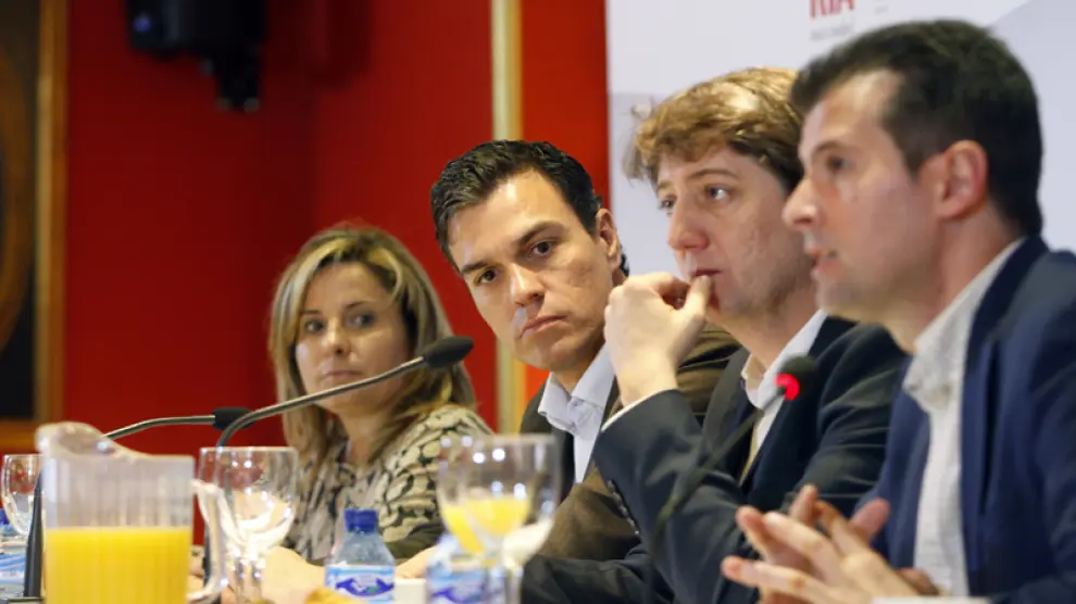 De derecha a izquierda, el secretario regional del PSOE, Luis Tudanca, el secretario provincial de Soria, Carlos Martínez, y Pedro Sánchez, en Soria
