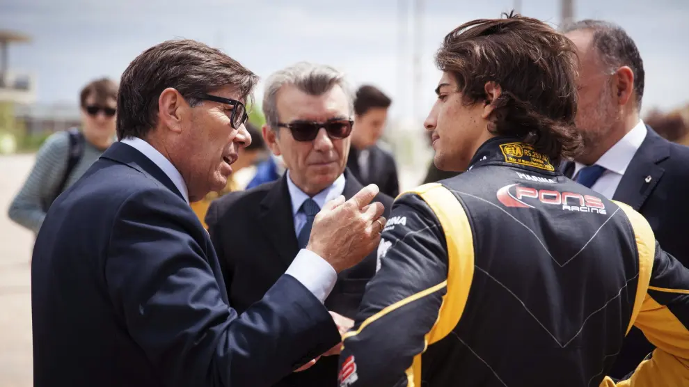 Roberto Merhi, uno de los principales favoritos para el triunfo en Fórmula Renault 3.5, hablando con Arturo Aliaga