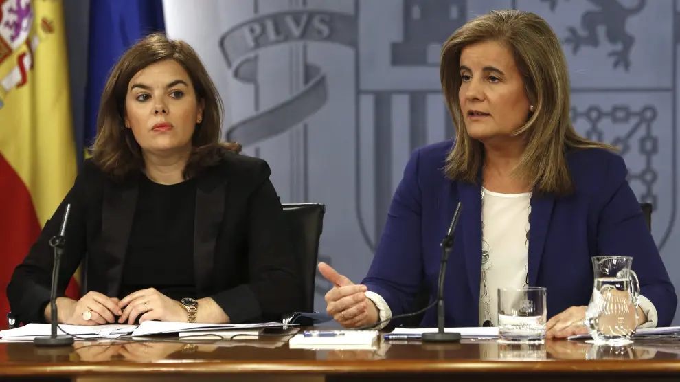 Soraya Saénz de Santamaría y Fátima Báñez tras el Consejo de Ministros