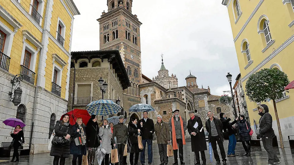 Los europarlamentarios posan ante la catedral de Teruel.