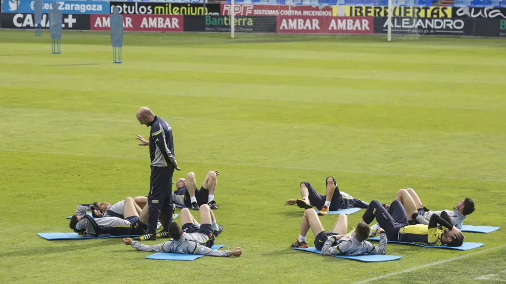 Ranko Popovic dialoga con varios jugadores mientras ejecutan ejercicios de estiramientos en el ensayo de La Romareda