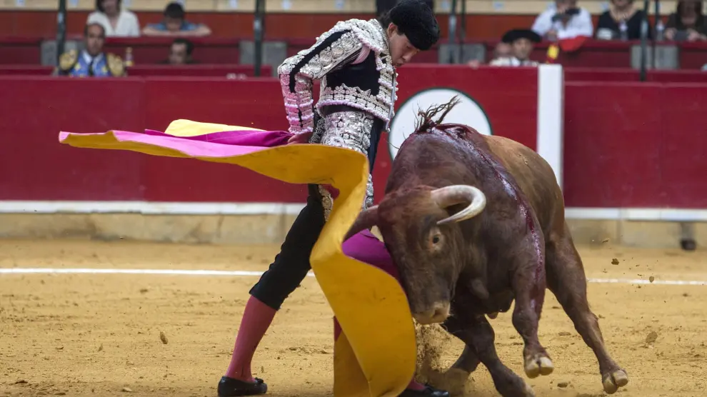 Jiménez Fortes durante la faena a su tercer toro en el festejo de la feria taurina de San Jorge.
