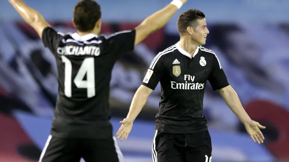 James y Chicharito celebran uno de los goles del Madrid