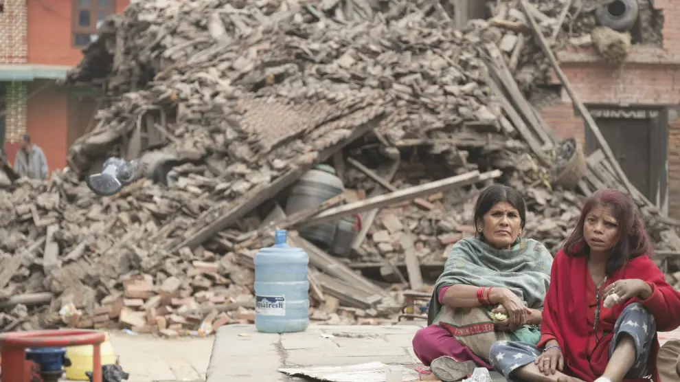 Dos mujeres entre las ruinas en Katmandú