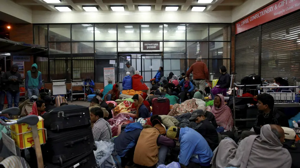 Personas esperando en el aeropuerto nepalí.