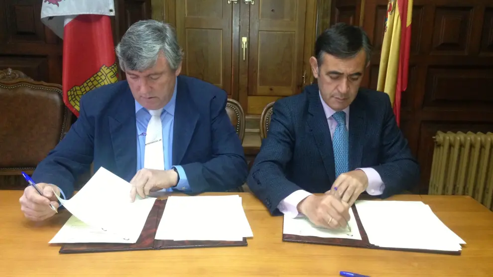 Firma del convenio entre Antonio Pardo (d) y  Paulino Herrero, alcalde de Navaleno