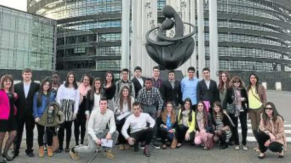 Los alumnos, ante la sede del Parlamento europeo, en Estrasburgo.