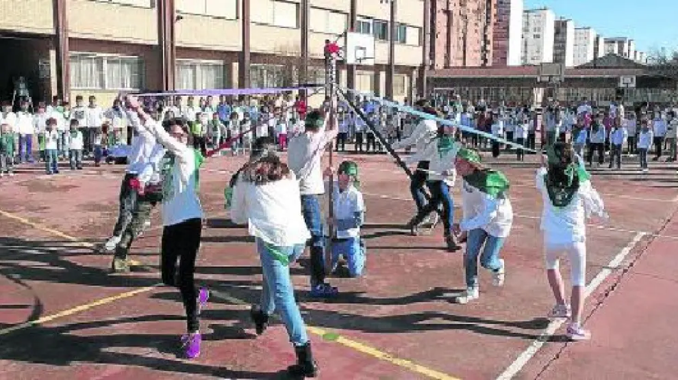 El día de inauguración de las jornadas, los escolares del Alcoraz bailaron la tradicional danza de las cintas y una versión infantil del 'Degollau'.
