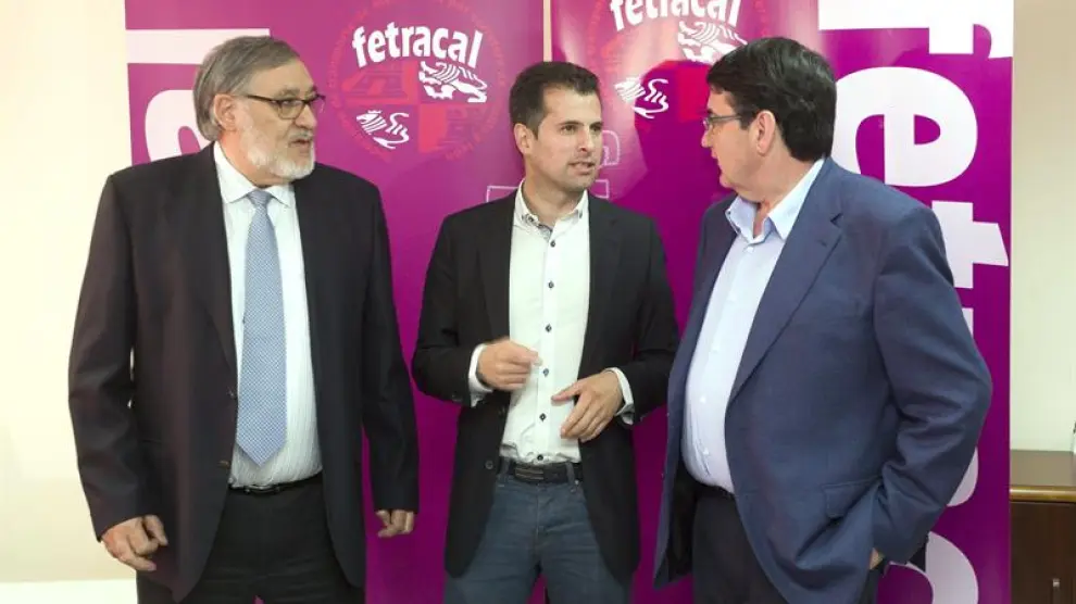 El candidato del PSOE a la Junta, Luis Tudanca (c), se ha reunido con el presidente de FETRACAL, Juan Luis Feltrero (d), y su secretario, Miguel Olmos