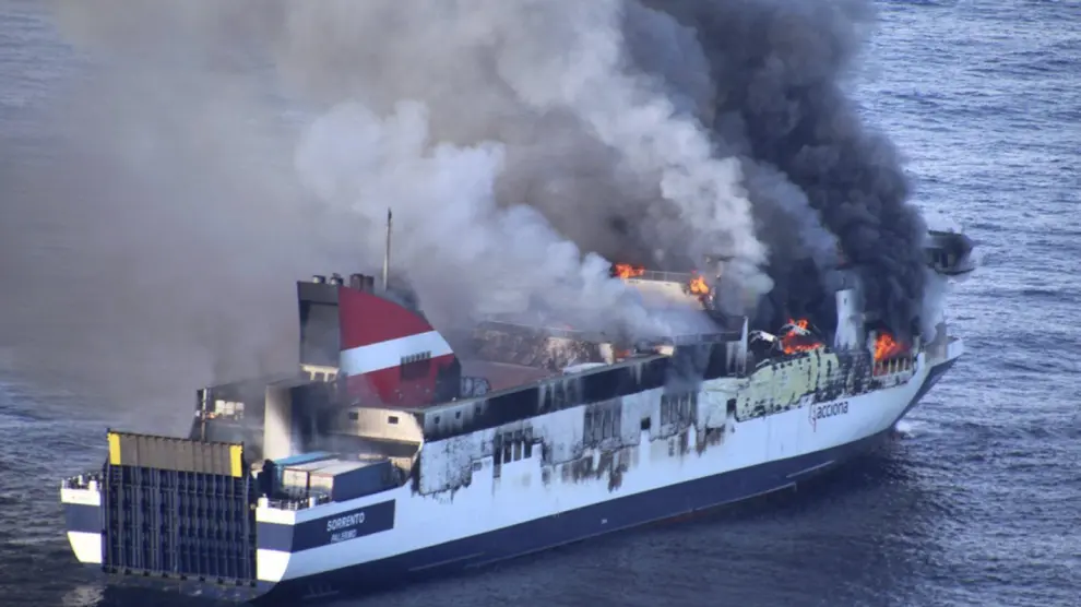 El ferry incendiado, este martes.