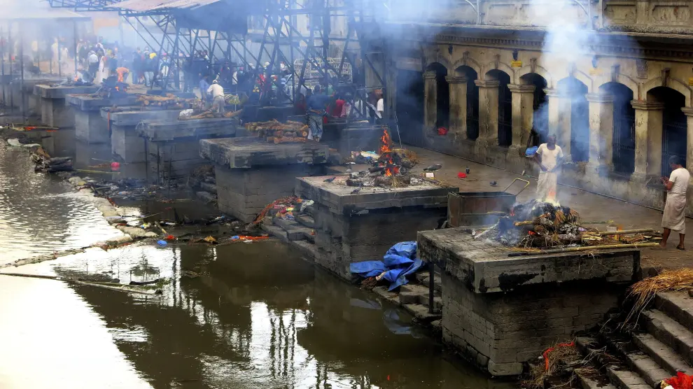 el emblemático lugar de cremación de Katmandú, donde decenas de cadáveres son incinerados.