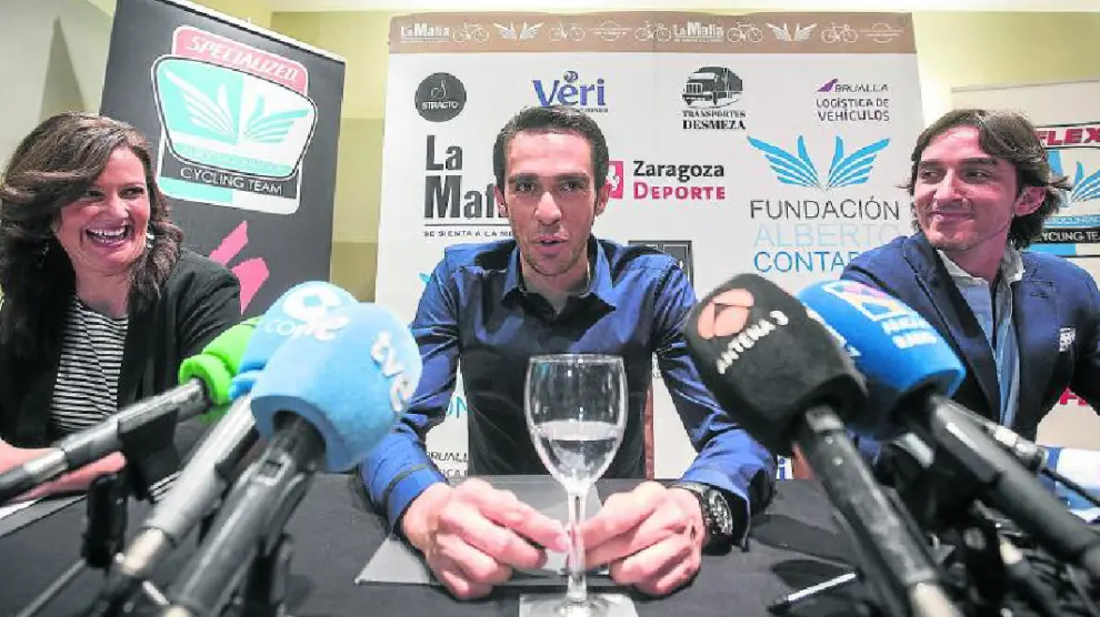 Alberto Contador, entre Elena Corzán y Javier Floristán, ayer en Zaragoza.