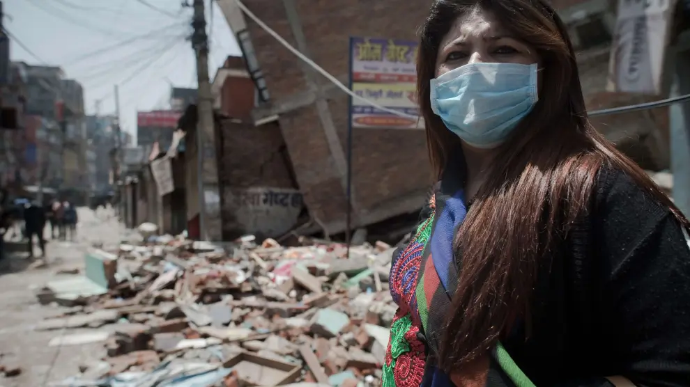 Una mujer nepalí con mascarilla en una calle de Katmandú