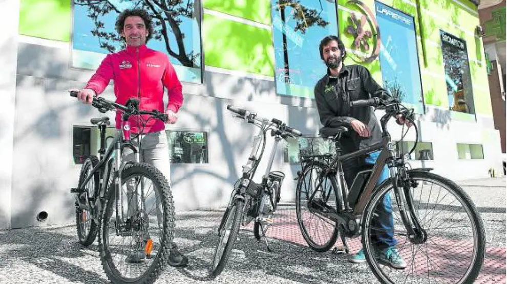 David Arribas y Óscar Gómez con tres modelos de bicicletas eléctricas