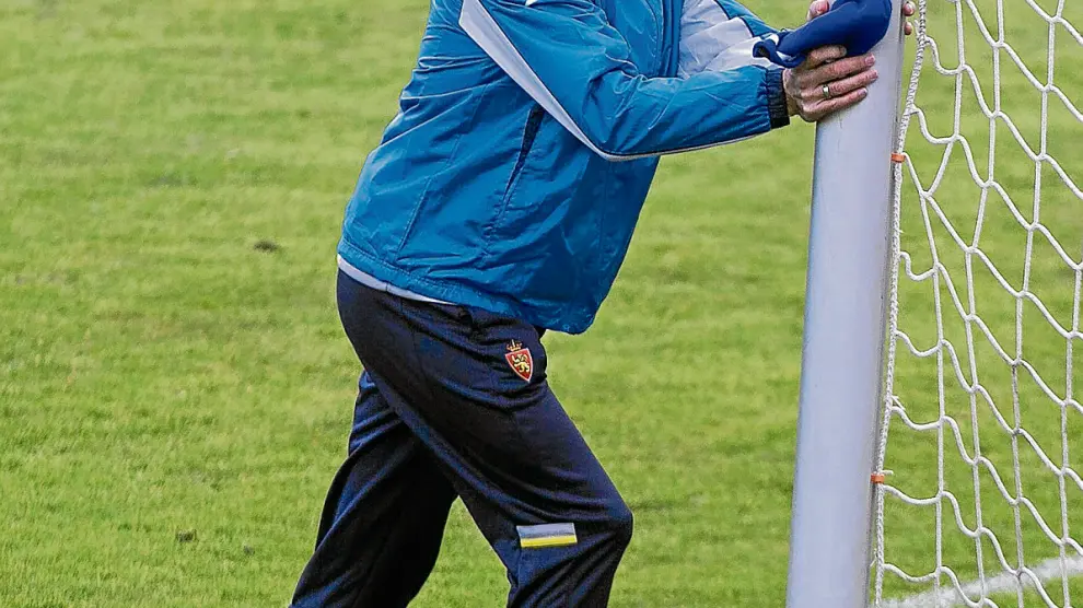 Ranko Popovic empuja una portería móvil en la Ciudad Deportiva.