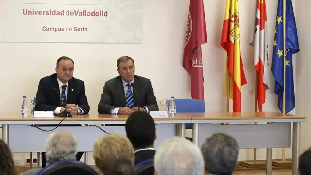 El consejero de Educación de la Junta de Castilla y León, Juan José Mateos (d), que hoy ha visitado el Campus Duques de Soria, acompañado del rector de la Universidad de Valladolid, Daniel Miguel, durante su intervención en el acto.