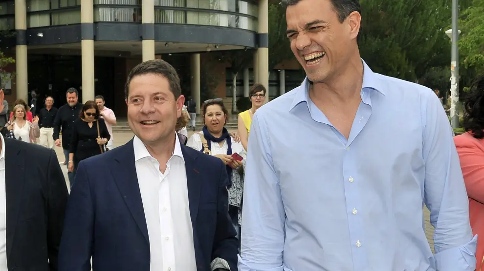 Pedro Sánchez junto al candidato socialista a la Presidencia de la Junta, Emilano García-Page.