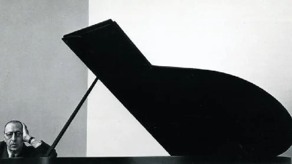 Igor Stravinski, 1947, en una de las grandes fotos del siglo XX: un retrato depurado, perfecto.