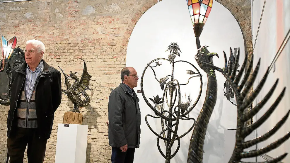 Muestra de esculturas de forja, ayer, en el Centro de Artesanía de Zaragoza. aránzazu navarro