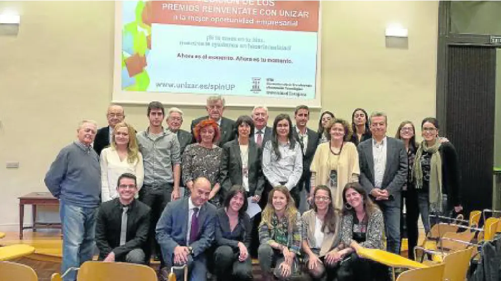 Participantes y miembros del jurado de la primera edición del concurso 'Reinvéntate con Unizar'.
