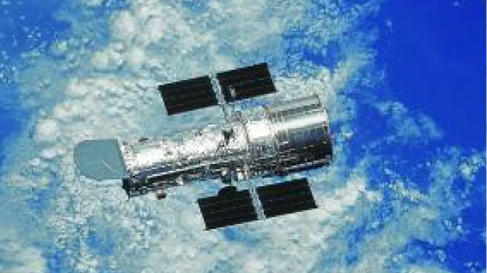 El telescopio espacial Hubble, en órbita en torno a la Tierra.
