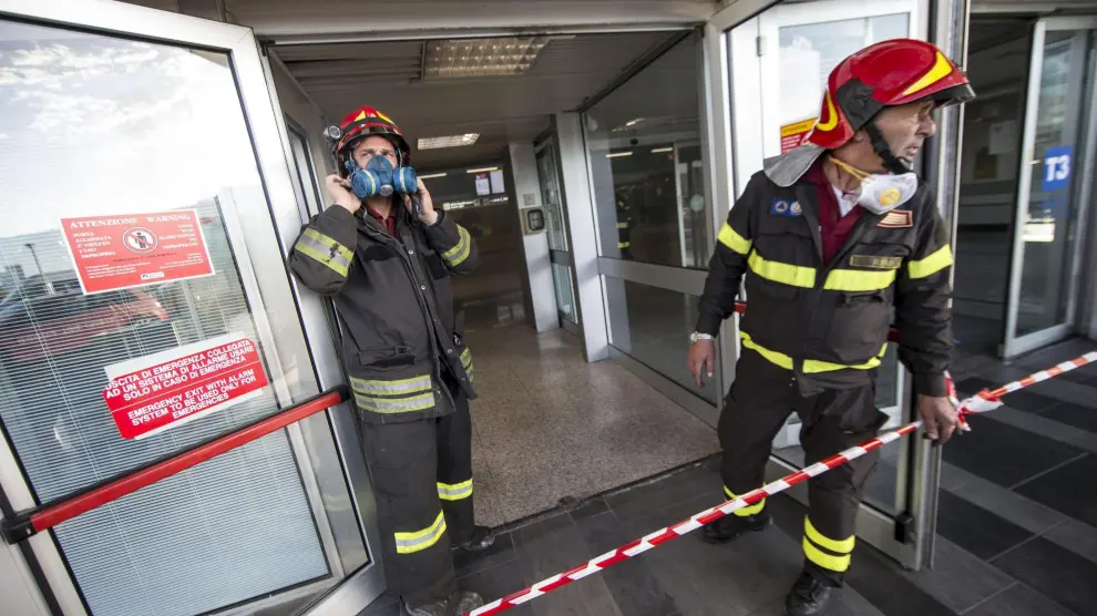 Dos bomberos trabajando en el aeropuerto romano