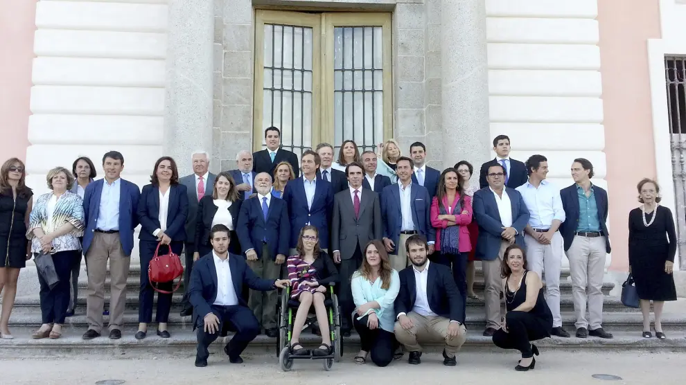 Aznar en la foto de familia junto al candidato a la reelección de Boadilla del Monte, Antonio González Terol.