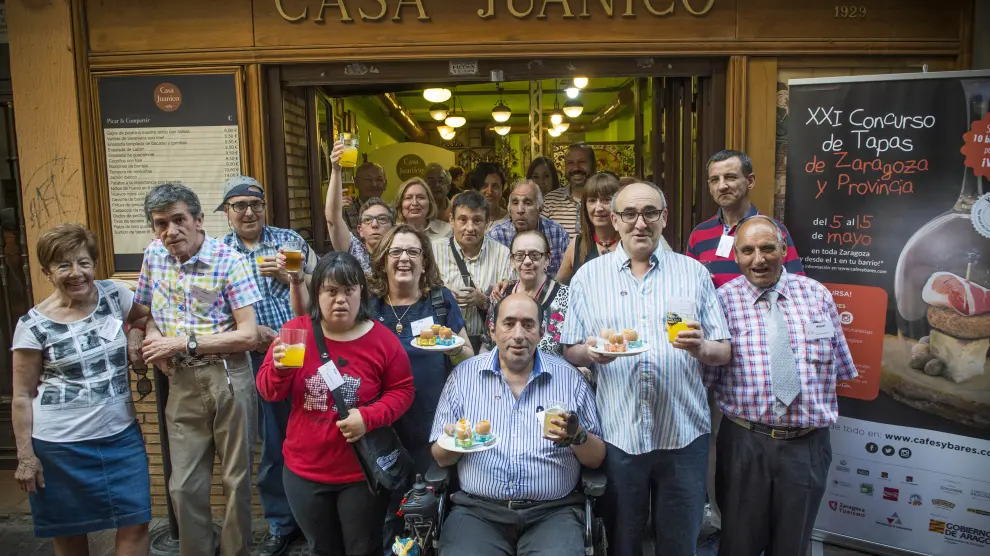 Integrantes de la Federación Luis de Azúa participaron en el concurso de tapas en Casa Juanico