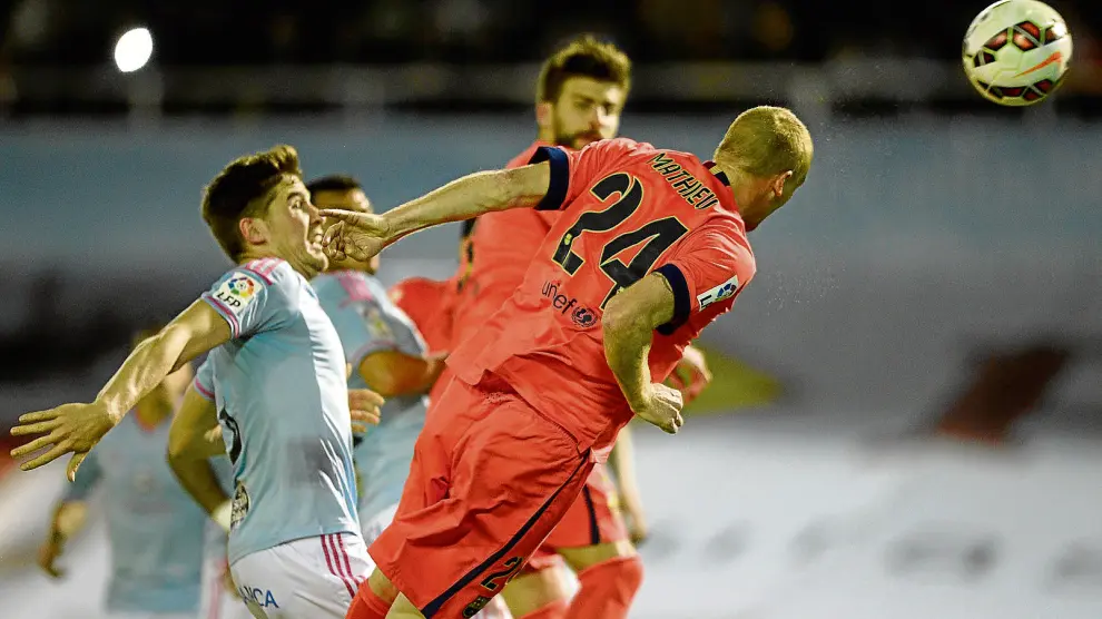 Jeremy Mathieu remata para lograr el gol de la victoria del FC Barcelona.