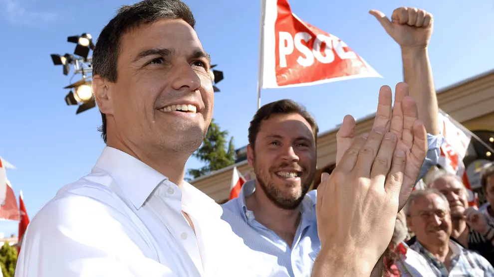 Pedro Sánchez junto al candidato socialista de Valladolid,Óscar Puente, durante el mitin en Valladolid.