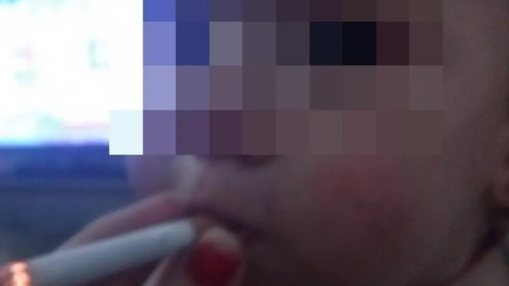 Una madre da de fumar a su bebé de un año