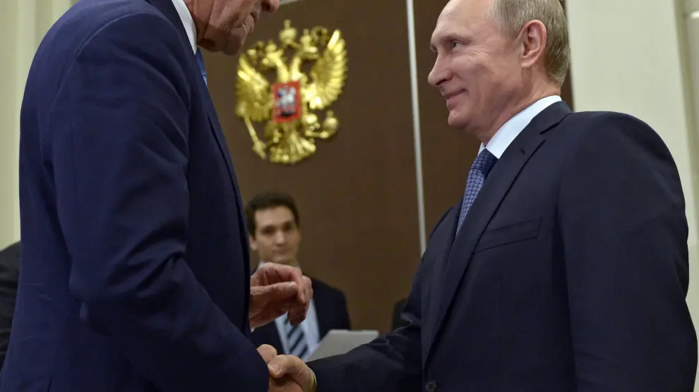 El secretario de EE. UU., John Kerry saluda al presidente ruso Vladimir Putin en Sochi, Rusia.