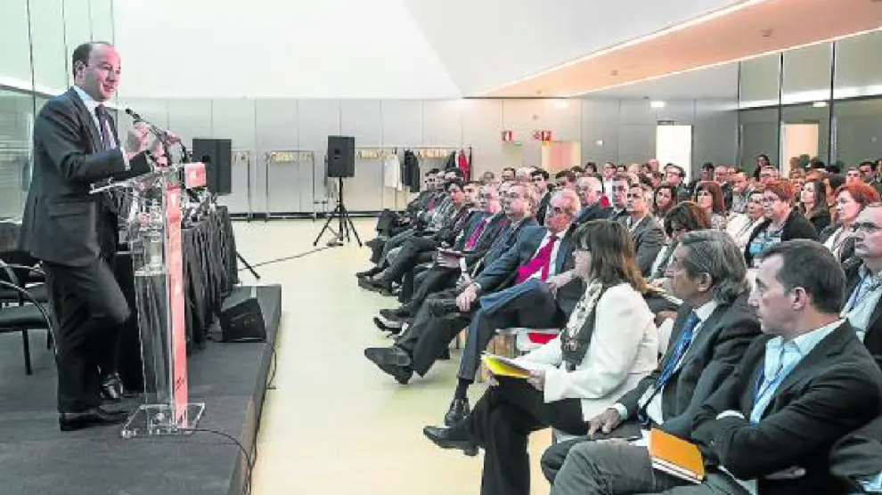 Juan Manuel Cendoya. El director general de Comunicación, Marketing Corporativo y Estudios del Banco Santander, de pie, fue uno de los ponentes destacados del simposium que se celebró el pasado martes en el Palacio de Congresos Expo de Zaragoza.