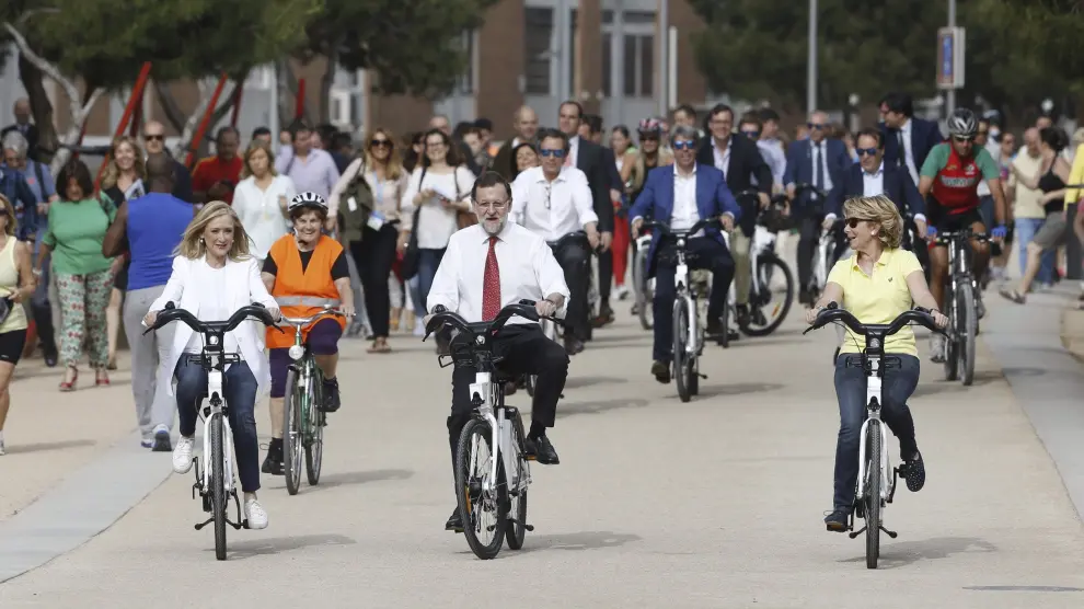 Rajoy, Aguirre y Cifuentes en bicicleta por un parque en Madrid