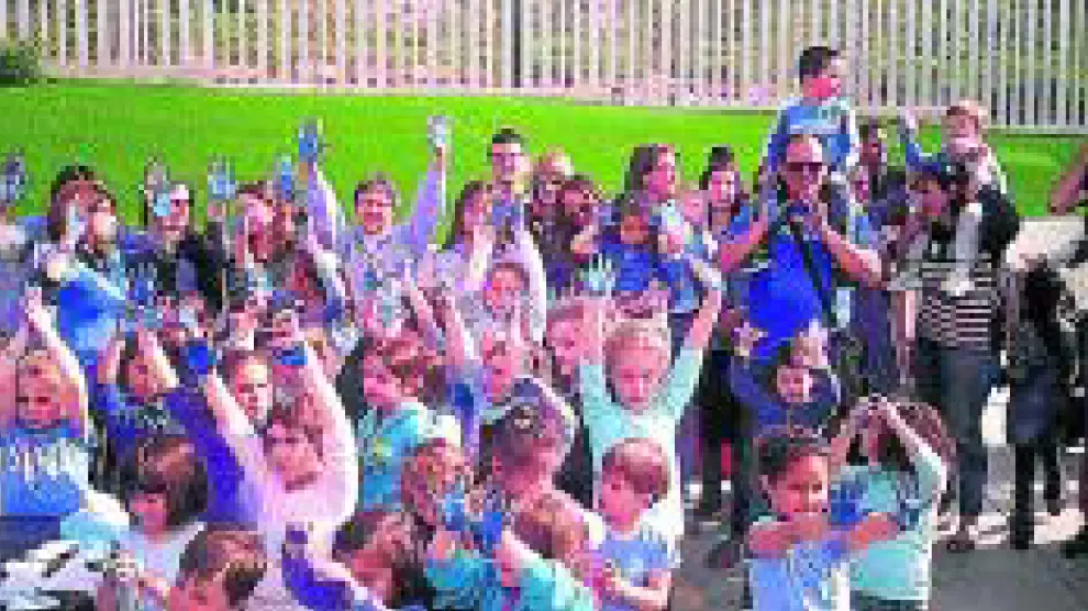 Con las palmas de las manos azules, los escolares del CEIPJulio Verne dejaron sus huellas en un gran mural, para manifestarse a favor de la inclusión.