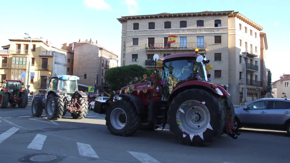 Los tractores engalanados han recorrido el centro de la ciudad a primera hora de la mañana.