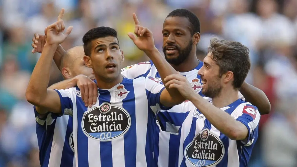 Los jugadores del Deportivo celebran su segundo gol frente al Levante