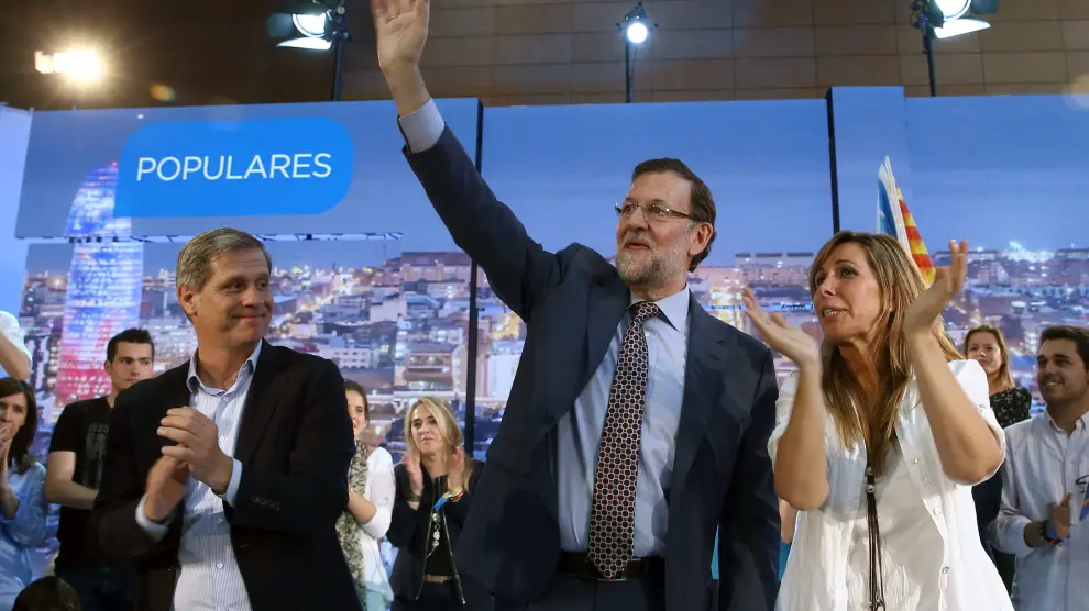 El candidato del PPC a la alcaldía de Barcelona, Alberto Fernández Díaz, junto a Mariano Rajoy y la presidenta de los populares catalanes, Alicia Sánchez-Camacho, saludan a los simpatizantes en el pabellón de Nova Icària de Barcelona.