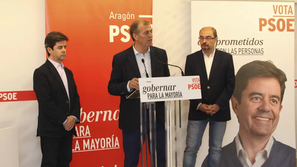 Javier Lambán, Antonio Cosculluela y Luis Felipe en la sede del PSOE de Huesca.