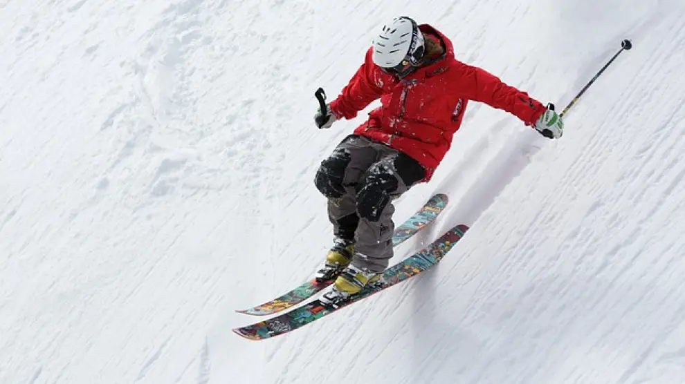 El esquí, aunque permite disfrutar de los paisajes, también es otro deporte de riesgo que requiere preparación.