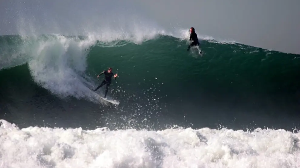 El surf, entre los deportes de riesgo que más riesgos entrañan, pues el tamaño de las olas pone en grave riesgo el regreso de la persona a la superficie.